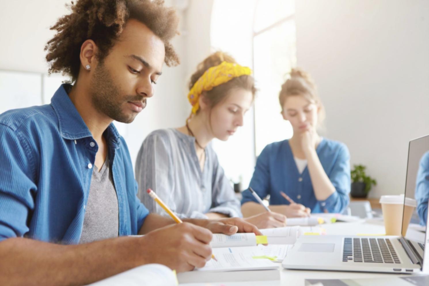 Espace de travail organisé pour l'apprentissage à distance