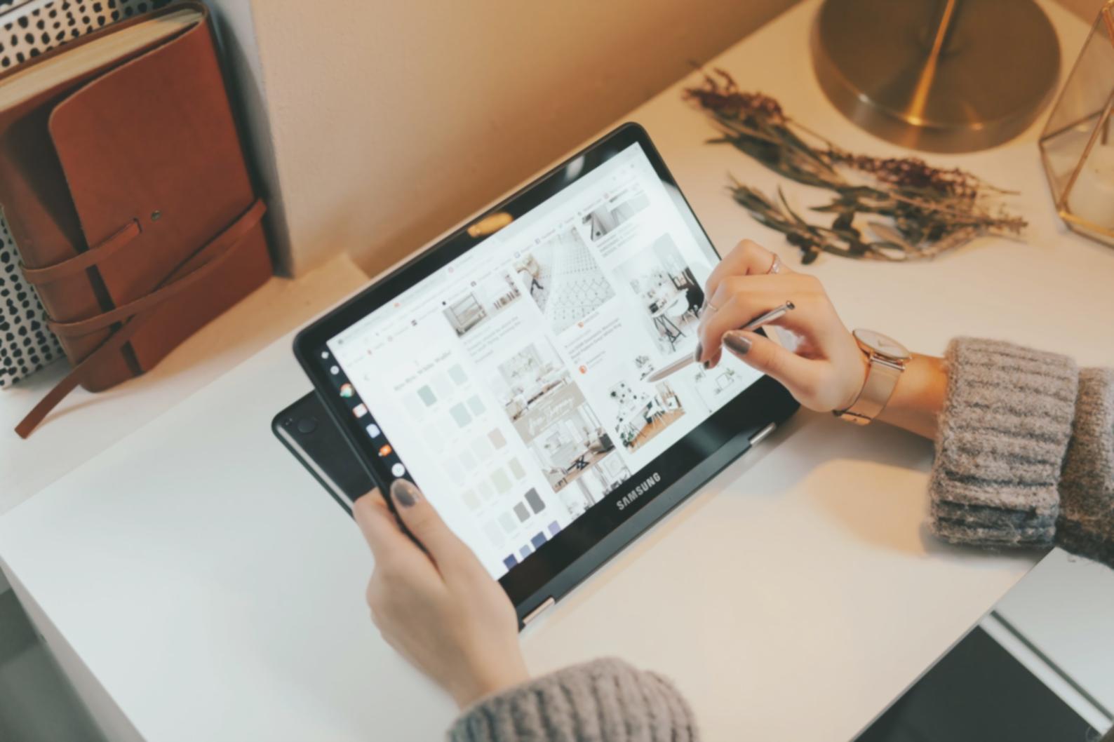 Environnement d'apprentissage moderne avec stations de travail équipées